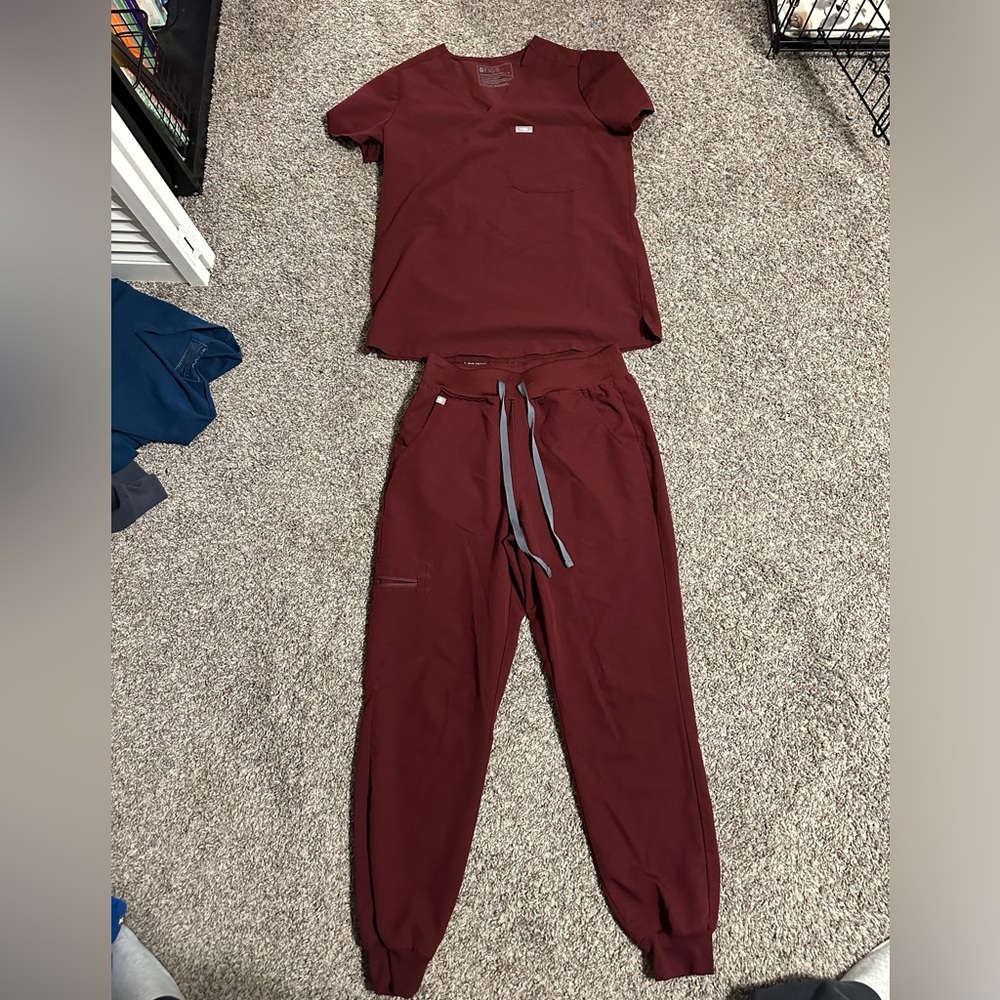 FIGS maroon jogger scrub set. Size small